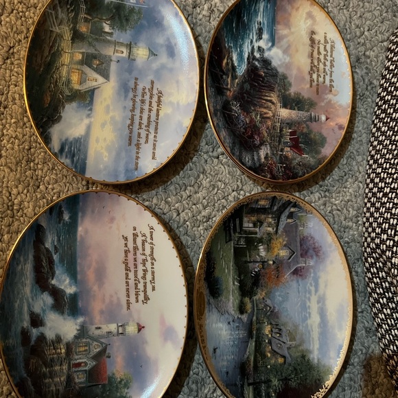 Thomas Kinkade Lamplight Village collection of 4 plates - Picture 2 of 10